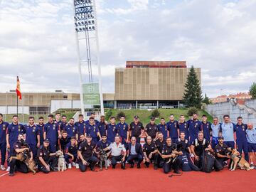 La Selección Española de Fútbol y la Unidad de Guías Caninos de la Policía Nacional.