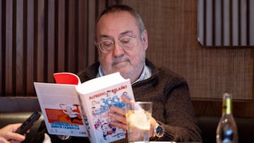 Alfredo Relaño, con su último libro.