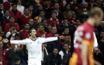 Cristiano Ronaldo celebra su gol (0-1) ante la mirada de los hinchas del Galatasaray.