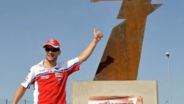 <b>MONUMENTO. </b>Checa, ayer, en la inauguración de su curva.