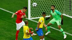 Gol de Suiza en el que Brasil reclam&oacute; falta a Miranda.