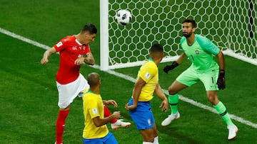 Gol de Suiza en el que Brasil reclamó falta a Miranda.