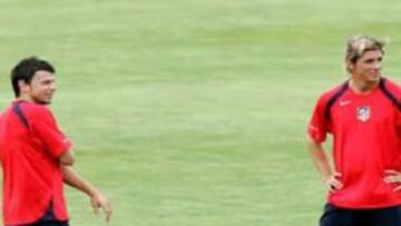 <b>BRILLA TORRES.</B> La pareja más deseada por los atléticos ya comienza a compenetrarse, aunque Torres sigue siendo quien pone los goles -marcó dos-; el otro tanto del partidillo lo consiguió Ibagaza.