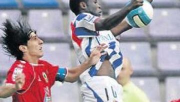 <b>SEGURIDAD. </b>Kome amortigua un balón con el pecho ante la oposición de Sergio Fernández.