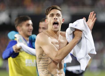 Los jugadores del Valencia celebraron la clasficación para la final de la Copa del Rey. En la imagen, Gabriel Paulista.