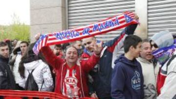 Aficionados en la cola de las entradas.