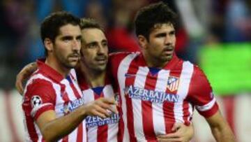 Diego Costa celebra un gol con Ra&uacute;l Garc&iacute;a, Juanfran, Cebolla, Filipe y &Oacute;liver.
 