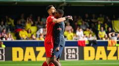 VILLARREAL (CASTELLÓN), 17/03/2024.- El portero del Valencia Giorgi Mamardashvili (i) celebra con su compañero Christian Ibarguren la detención de un penalti durante el partido de LaLiga entre el Villarreal y el Valencia, este domingo en el estadio de la Cerámica. EFE/Andreu Esteban
