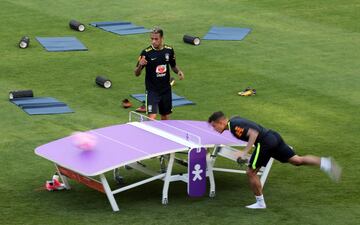 Neymar se divierte junto a Dani Alves jugando al Teqball