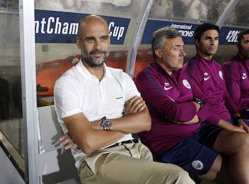 Guardiola en el banquillo del Manchester City.