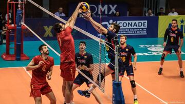 Lucha en el encuentro entre España y Montenegro.