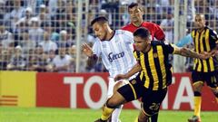 El delantero uruguayo Gabriel Fern&aacute;ndez pugna por el bal&oacute;n en un partido con su actual equipo Pe&ntilde;arol.