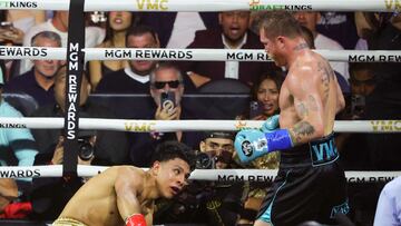 LAS VEGAS, NEVADA - MAY 04: Canelo Alvarez (R) knocks down Jaime Munguia in the fourth round of their undisputed super middleweight championship fight at T-Mobile Arena on May 04, 2024 in Las Vegas, Nevada. Alvarez retained his titles in a unanimous decision. Ethan Miller/Getty Images/AFP (Photo by Ethan Miller / GETTY IMAGES NORTH AMERICA / Getty Images via AFP)
