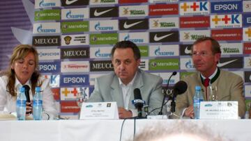 Vitali Mutko, en el centro, ministro de deportes y presidente de la Union de Futbol Ruso.