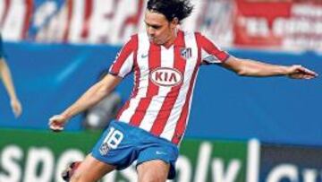 <b>CON UN PIE FUERA. </b>Maniche se dispone a lanzar una falta en el Vicente Calderón.