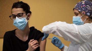 GRAFCAT7978. BARCELONA, 05/02/2021.- Una profesional sanitaria recibe la segunda dosis de la vacuna Pfizer en el CAP Passeig Maragall de Barcelona este viernes, cuando los contagios siguen a la baja en Catalu&ntilde;a pero con casi cien fallecidos contabi