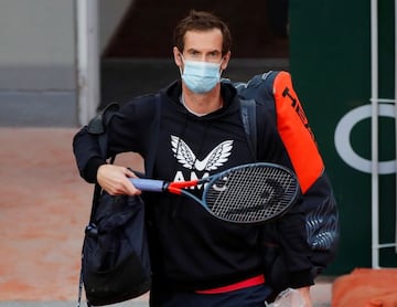 FILE PHOTO: Tennis - French Open - Roland Garros, Paris, France - September 27, 2020. Britain's Andy Murray walks out before his first round match against Switzerland's Stan Wawrinka REUTERS/Charles Platiau/File Photo