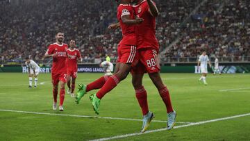 Gonçalo Ramos celebra su gol con Joao Mario