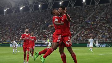 Gonçalo Ramos celebra su gol con Joao Mario