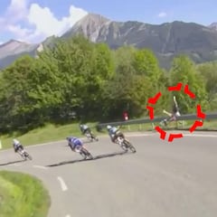 Viendo cómo queda su bici podría haber pasado lo peor: la caída de Benoot contra el quitamiedos