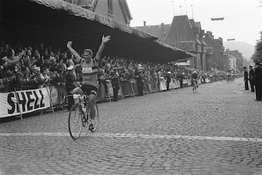 Genval, 4 de abril de 1938-Wavre, 17 de octubre de 2024. 86 años. Ciclista belga profesional con gran rendimiento en las clásicas. Ganó tres Monumentos: el Giro de Lombardía en 1960, la Milán-San Remo en 1962 y la París-Roubaix en 1963. También se adjudicó una etapa del Tour de Francia. Y tiene un bronce mundial en ruta.