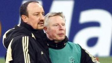 El madrileño Rafael Benítez, técnico del Liverpool, ha acusado a su colega del Manchester United, Alex Ferguson, de "estar asustado" de su equipo y hablar "demasiado" de los rivales, además de comentar que la eliminatoria de "Champions" ante el Chelsea podría decidirse "por uno o dos errores".