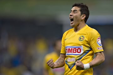 Controversial y para muchos conflictivo, pero nadie puede negar la calidad que tiene en los pies, por ello Rubens Sambueza es uno de los mejores extranjeros que ha venido al futbol mexicano en la última década y media.
En el balompié azteca tiene dos título de Liga MX y un par más de Concacaf, todos ellos con las Águilas del América, además, recibió el Balón de Oro de la competencia en 2017