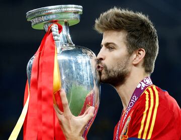 2012. Gerard Piqué con el trofeo de la Eurocopa tras ganar la selección española a Italia.