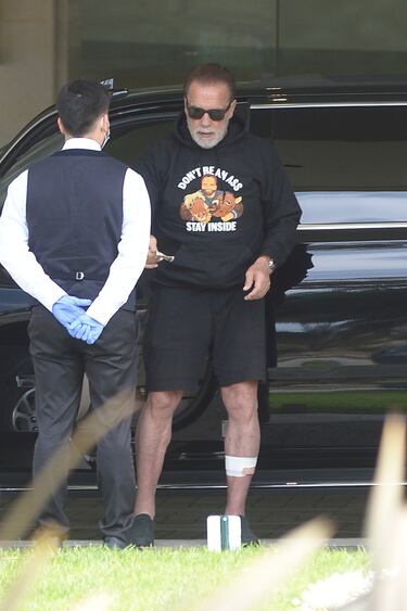 Schwarzenegger pasa del '#QuédateEnCasa' a presumir de paseo en moto