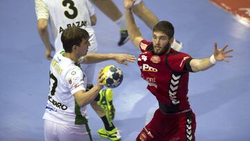 Carlos Chocarro finta al defensor del Csurgói húngaro.