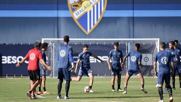 Naranjo en el centro de la imagen, dispara durante la sesión del Tenerife en Málaga.