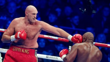 London (United Kingdom), 03/12/2022.- British boxer Tyson Fury (L) in action against British boxer Derek Chisora (R)during the bout between WBC heavyweight champion Tyson Fury and Derek Chisora at the Tottenham Hotspur stadium in London, Britain, 03 December 2022. (Reino Unido, Londres) EFE/EPA/TOLGA AKMEN