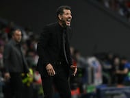 Atletico Madrid's Argentine coach Diego Simeone shouts instructions to players during the UEFA Champions League quarter final second leg football match between Club Atletico de Madrid and FC Barcelona at Metropolitano Stadium in Madrid on April 14, 2026. (Photo by Javier SORIANO / AFP)
