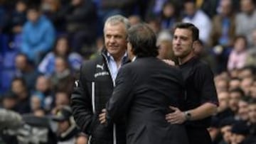 Javier Aguirre y Gerardo Tata Martino se saludan en Cornellá.