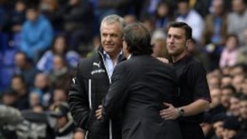 Javier Aguirre y Gerardo Tata Martino se saludan en Cornell&aacute;. 