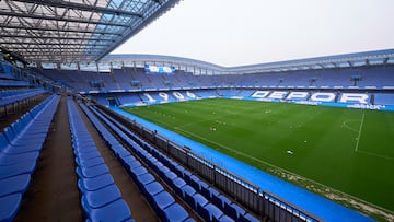 El Deportivo propone una reforma integral de Riazor, elevando su capacidad a 42.000 espectadores, manteniendo los dos anillos actuales, pero con la necesidad de ampliarlos. El proyecto, valorado en 90 millones, aún no tiene fecha de inicio por conflictos con el Ayuntamiento. Las obras previstas para 2026 reducirían temporalmente el aforo, pero modernizarían el estadio y su entorno urbano.