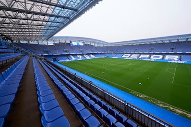 El Deportivo propone una reforma integral de Riazor, elevando su capacidad a 42.000 espectadores, manteniendo los dos anillos actuales, pero con la necesidad de ampliarlos. El proyecto, valorado en 90 millones, aún no tiene fecha de inicio por conflictos con el Ayuntamiento. Las obras previstas para 2026 reducirían temporalmente el aforo, pero modernizarían el estadio y su entorno urbano.