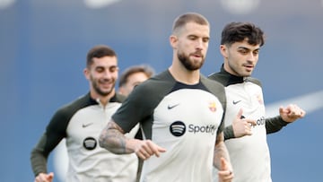 BARCELONA (ESPAÑA), 11/11/2023.- El centrocampista del FC Barcelona Pedri (d) y su compañero el defensa Íñigo Martínez (c) durante el entrenamiento de este sábado en la ciudad deportiva Joan Gamper. EFE/Alberto Estévez
