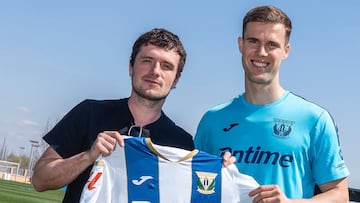 El actor Josh Hutcherson con Diego García, jugador del Leganés, sosteniendo una camiseta de su equipo.