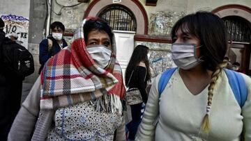 01 June 2020, Bolivia, La Paz: Two women wearing face masks wade freely through the street after the relaxation of restrictions that were imposed to curb the spreading of coronavirus. Photo: Christian Lombardi/ZUMA Wire/dpa
 
 
 01/06/2020 ONLY FOR USE IN