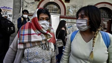 01 June 2020, Bolivia, La Paz: Two women wearing face masks wade freely through the street after the relaxation of restrictions that were imposed to curb the spreading of coronavirus. Photo: Christian Lombardi/ZUMA Wire/dpa
 
 
 01/06/2020 ONLY FOR USE IN