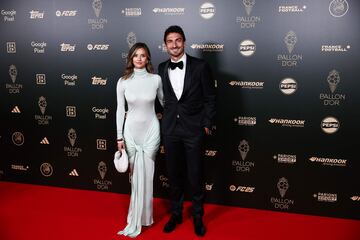 El defensa de la AS Roma, Mats Hummels, y su pareja, la modelo alemana Nicola Cavanis, posan a su llegada para asistir a la ceremonia de entrega del Balón de Oro 2024.