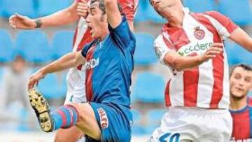 <b>DE CABEZA. </b>El de ayer fue un partido duro, trabado, pero con ocasiones de gol. Hubo dos penaltis y muchos cabezazos.