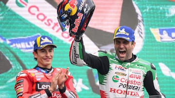 Johann Zarco celebra su victoria con la Honda por delante de Marc Márquez en el GP de Francia.