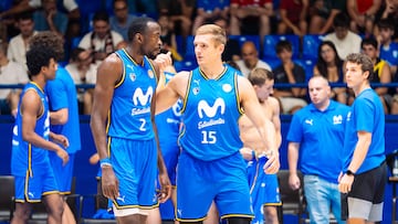 Amida Brimah y Tanner McGrew, del Movistar Estudiantes. hablan durante el amistoso ante el Tizona Burgos