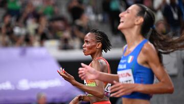 Beatrice Chebet y Nadia Battocletti cruzan la meta en Tokio.
