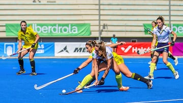 Club de Campo y Atlètic Terrassa disputan la bola.