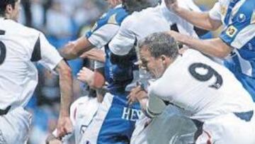 <b>UN MURO. </b>El Espanyol trató de buscar la portería del Bolton, pero siempre se estrelló con la ordenada defensa inglesa.