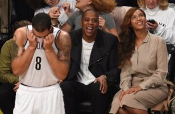 Deron Williams delante de Jay Z y Beyonce.