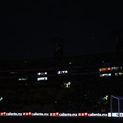 Flamazo y apagón en el ‘Volcán’ previo al Tigres-Toluca